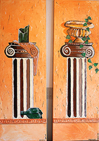 Flasche, Efeu auf römischen Säulen